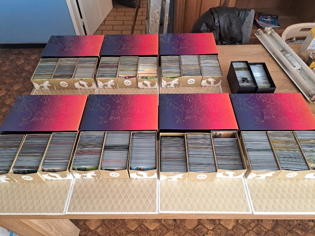 7100 Kaarten, 19 Etb Boekjes, 24 sets Dobbelstenen, 26 Coins, Enlèvement ou Envoi, Comme neuf, Plusieurs cartes