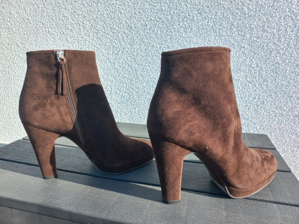 Suède dames enkellaarsjes van het merk Miu Miu (maat 38 1/2), Ophalen, Miu Miu, Bruin, Lage of Enkellaarzen