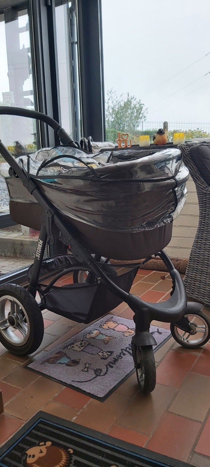 A donner , poussette et accessoires + un tapis de jeux bébé, Enfants & Bébés, Autres marques, Enlèvement, Utilisé, Poussette