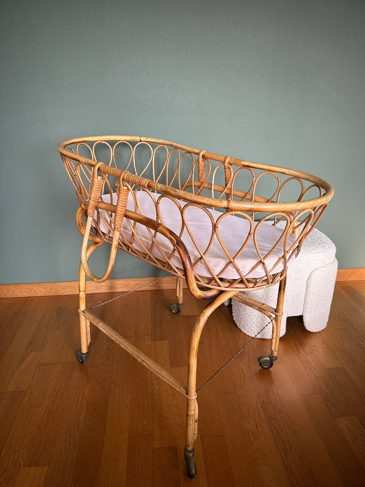 Vintage rotan babywieg, Kinderen en Baby's, Babywiegjes en Ledikanten, Ophalen, Zo goed als nieuw