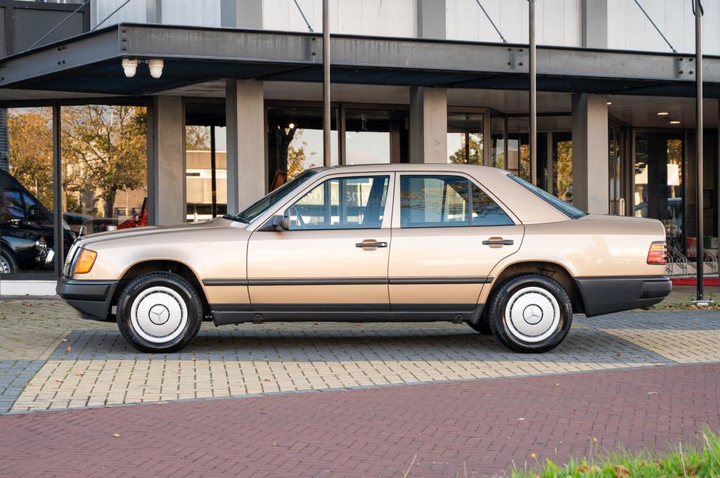 Mercedes-Benz 200-serie 230 E (W124) (bj 1987), Auto's, 4 deurs, Stof, Zwart, Overige kleuren