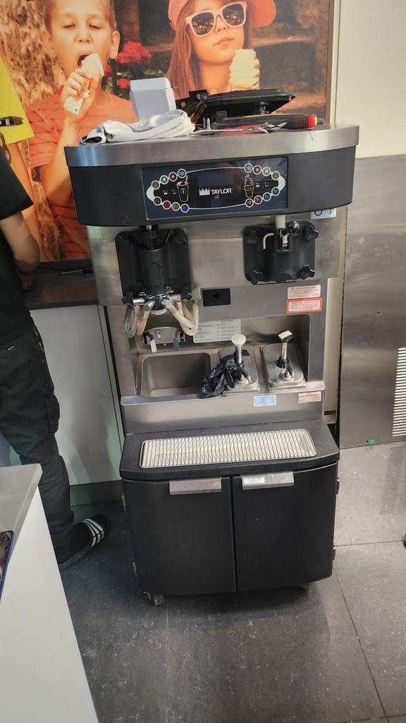 Taylor softijsmachine+ milkshake (c602/c606), Enlèvement, Utilisé, Élément de refroidissement