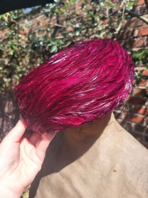 Prachtig vintage hoedje met fuchsia/magenta veren (18 cm), Ophalen of Verzenden