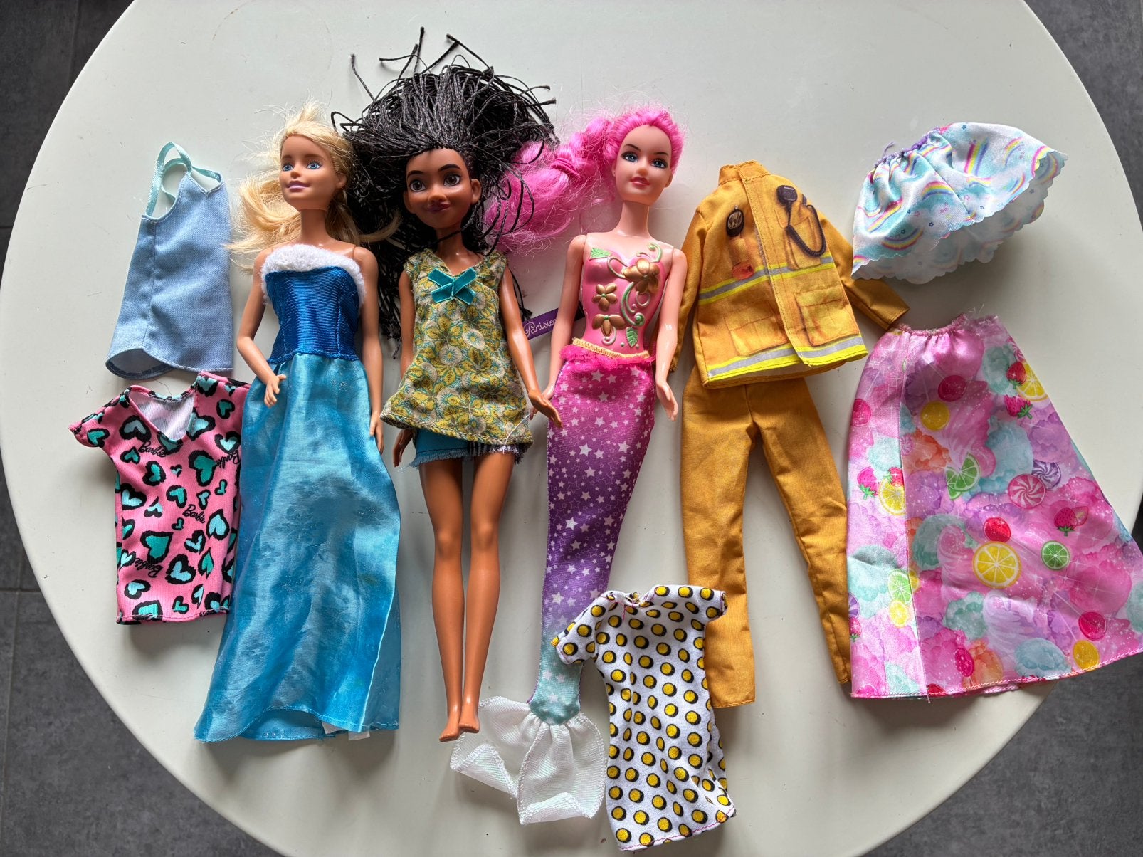 Lot de barbies et vêtements, Enlèvement