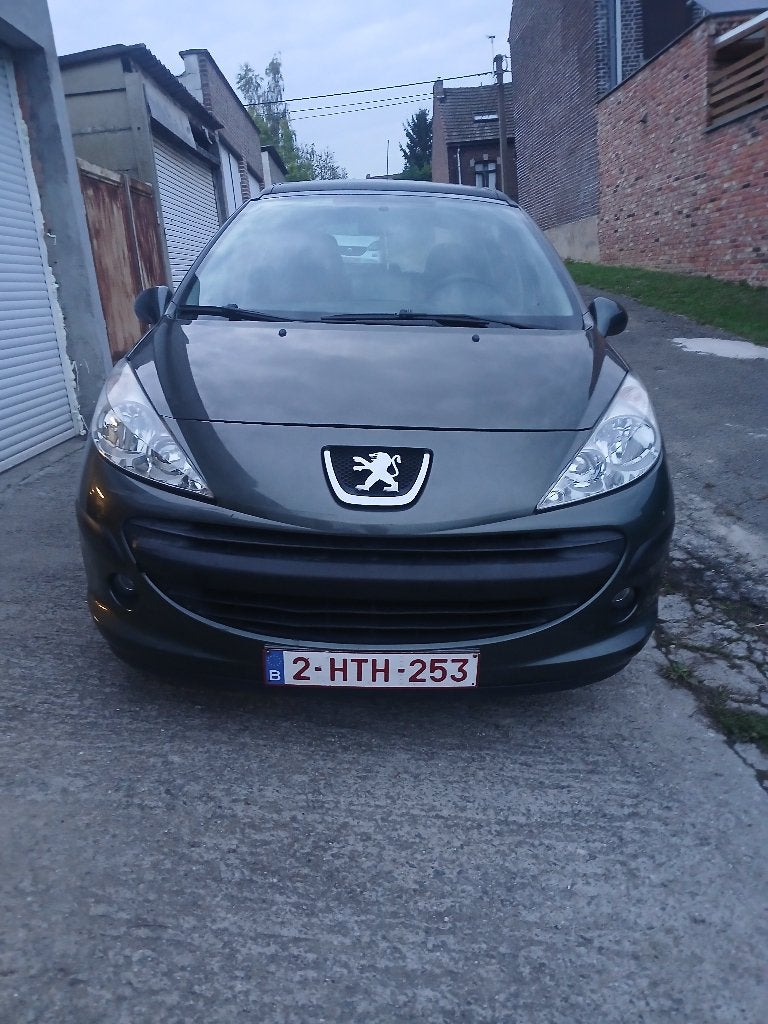 Peugeot 207. 1.2 essence, Auto's, Voorwielaandrijving, Zwart, 4 cilinders, Leder en Stof
