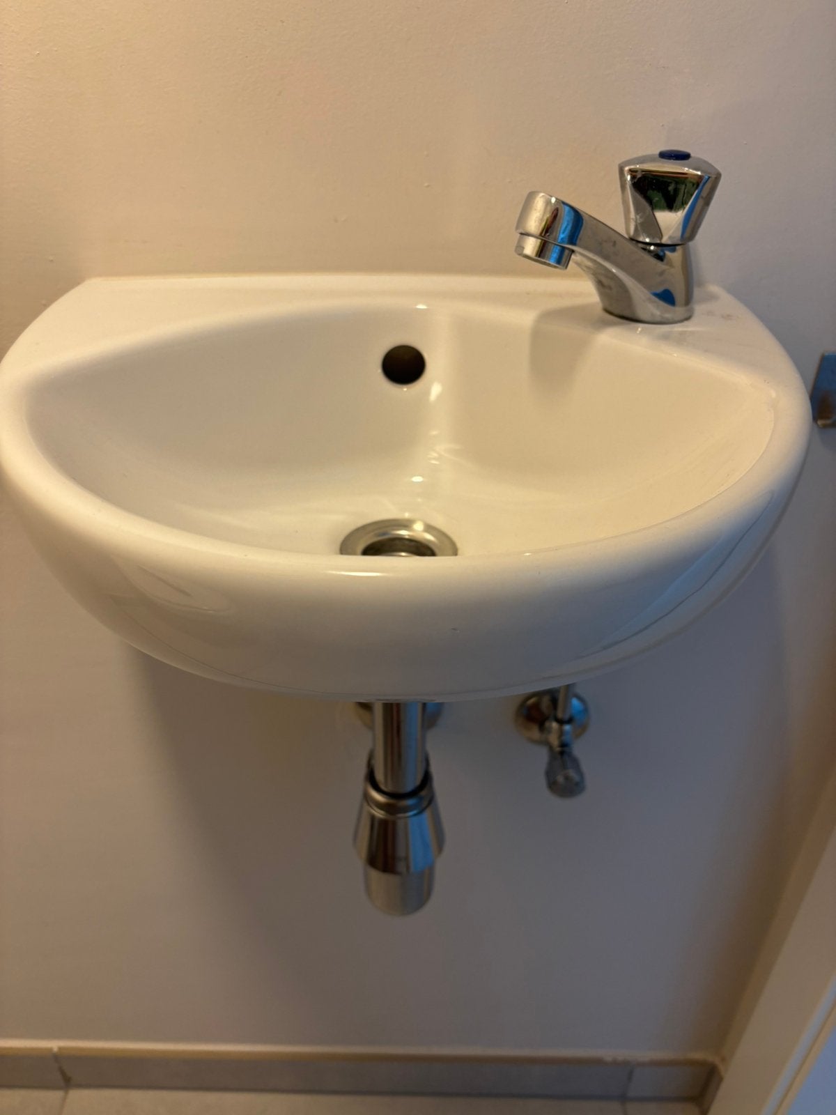 Lavabo met alle toebehoren voor toilet, Huis en Inrichting, Ophalen, Zo goed als nieuw, Wasbak of Wastafel