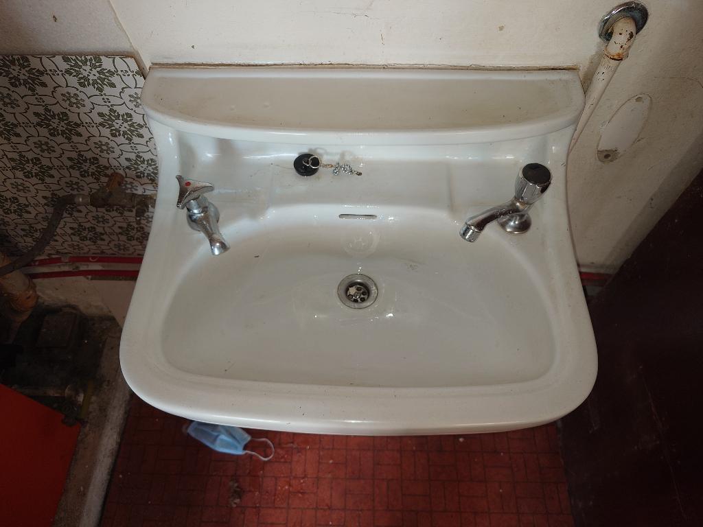 Vintage keramische wastafel met kranen, Doe-het-zelf en Bouw, Sanitair, Ophalen, Wastafel
