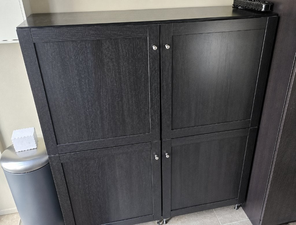 IKEA BESTÅ IKEA ZWARTE KAST + GLAS, Huis en Inrichting, Ophalen, 100 tot 150 cm, Zo goed als nieuw, Geen publiek mailadres - contacteer klantendienst