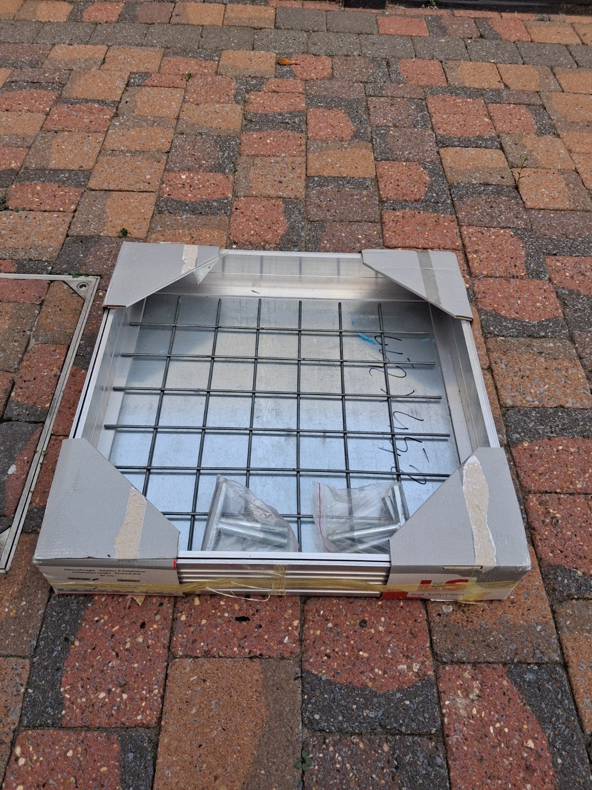 Te koop nieuw aluminium klinkerdeksel  met rubber 50 op 50 ., Tuin en Terras, Ophalen, Rubber