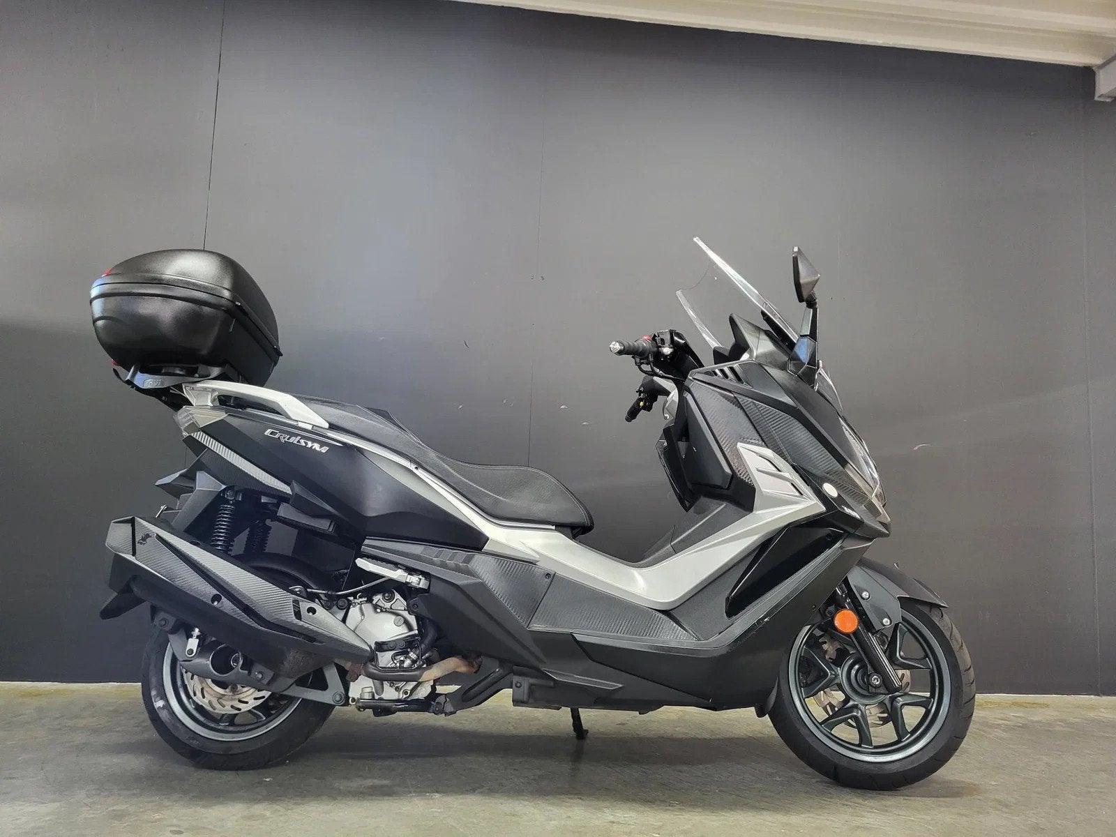 SYM Cruisym 300 leuke scooter met topkoffer (bj 2018), Motoren, 300 cc, Overig, Automaat, 12 t/m 35 kW