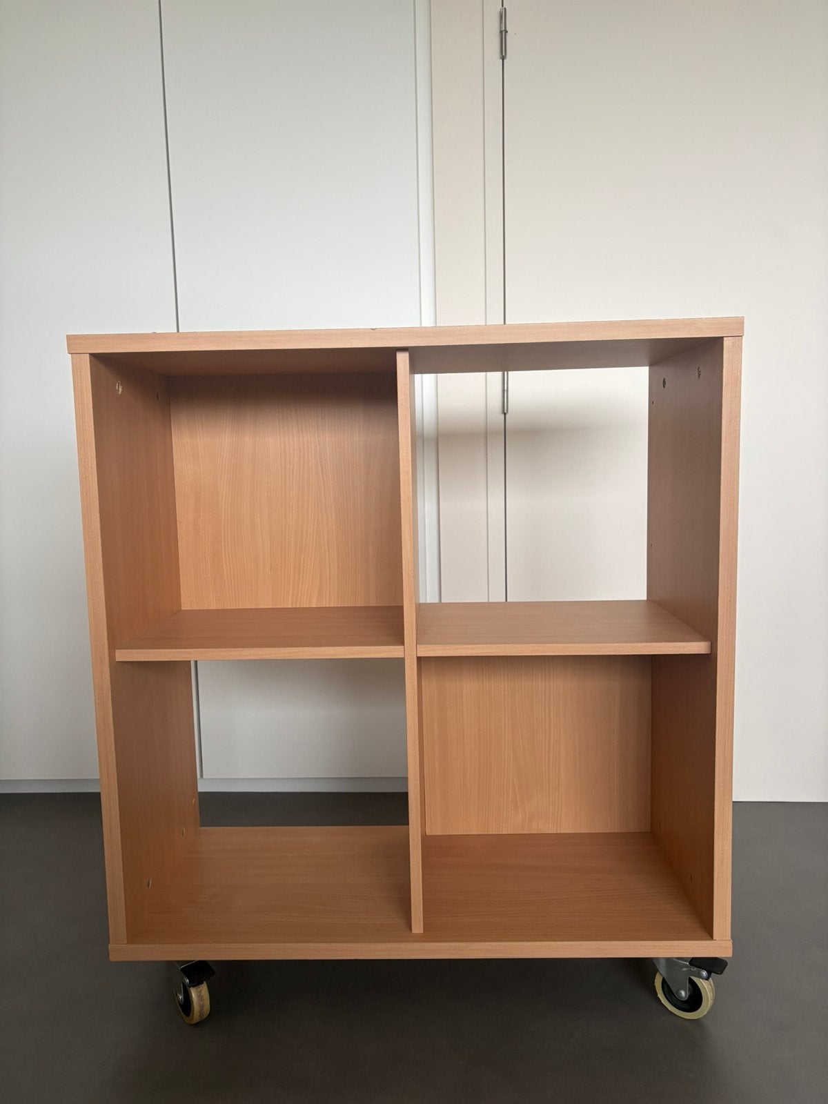 Houten kastje op wieltjes, Huis en Inrichting, Ophalen, Gebruikt, Overige houtsoorten, Met plank(en)