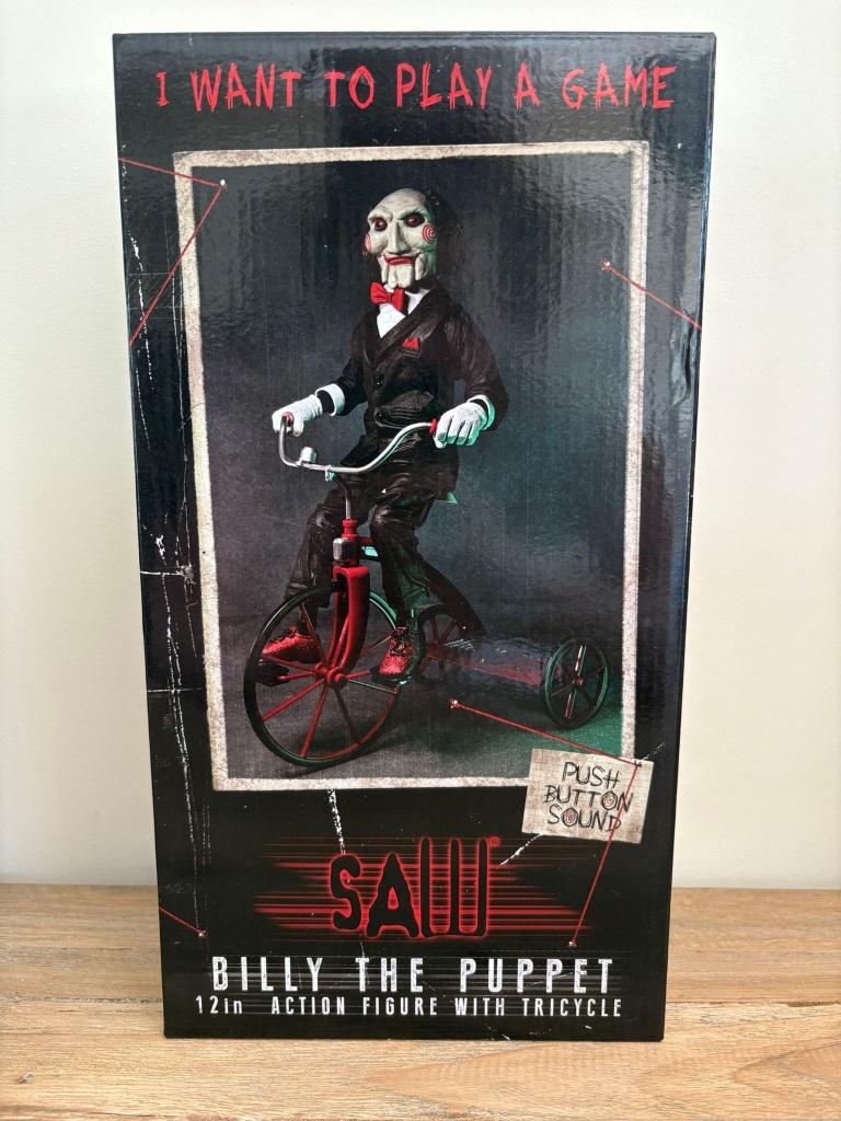 Figurine articulée Saw avec son Billy avec tricyle 30 cm, Collections, Enlèvement ou Envoi, Neuf