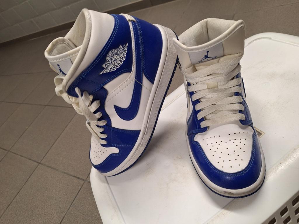 Nike Air Jordan 1 Mid "Kentucky Blue" maat 37,5., Ophalen, Zo goed als nieuw, Schoenen