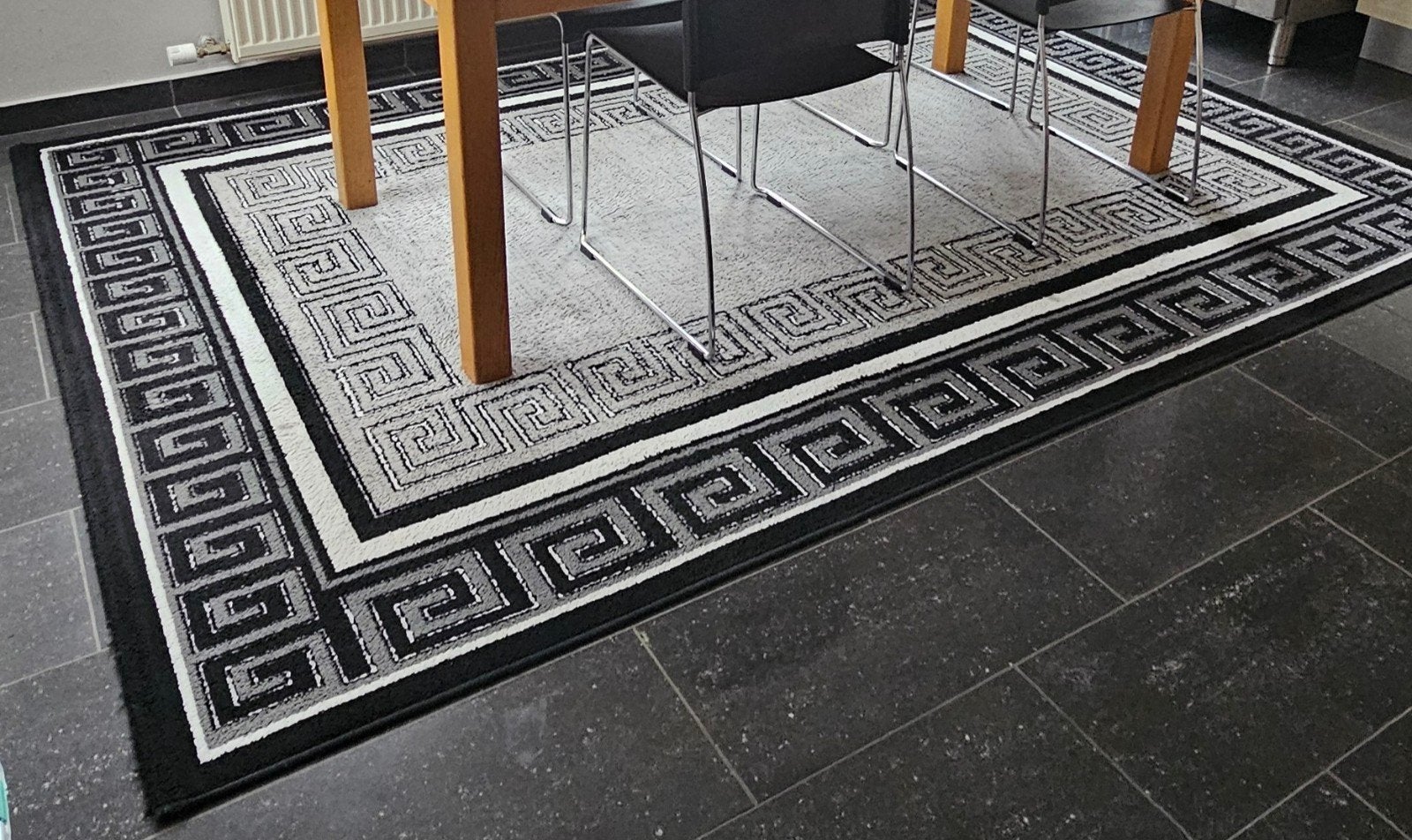 Te koop: Stijlvol zwart-wit vloerkleed met Grieks motief, Huis en Inrichting, Stoffering | Vloerbedekking, Tapijt, Ophalen