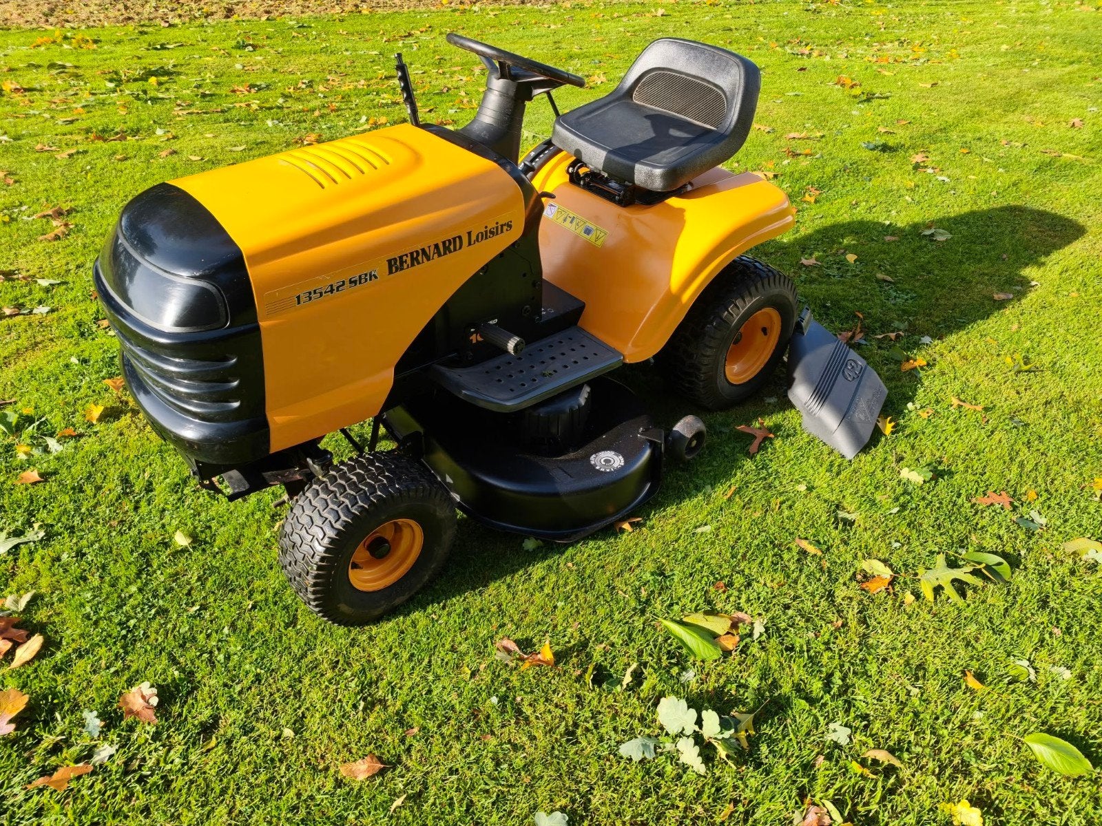 Tracteur tondeuse 17.5cv Mulching + éjection latérale, Jardin & Terrasse, Bernard loisirs, Comme neuf, Enlèvement, 90 à 120 cm