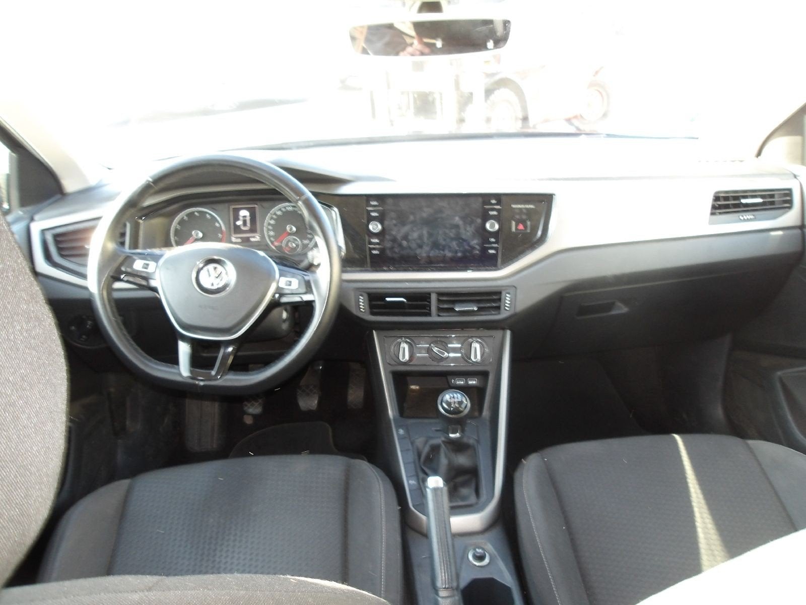 VOLKSWAGEN POLO  BENZINE 11/17, Auto's, https://public.car-pass.be/vhr/afb26edb-3982-475f-b08a-f4f1cd91f476, Zwart, Bedrijf, Handgeschakeld