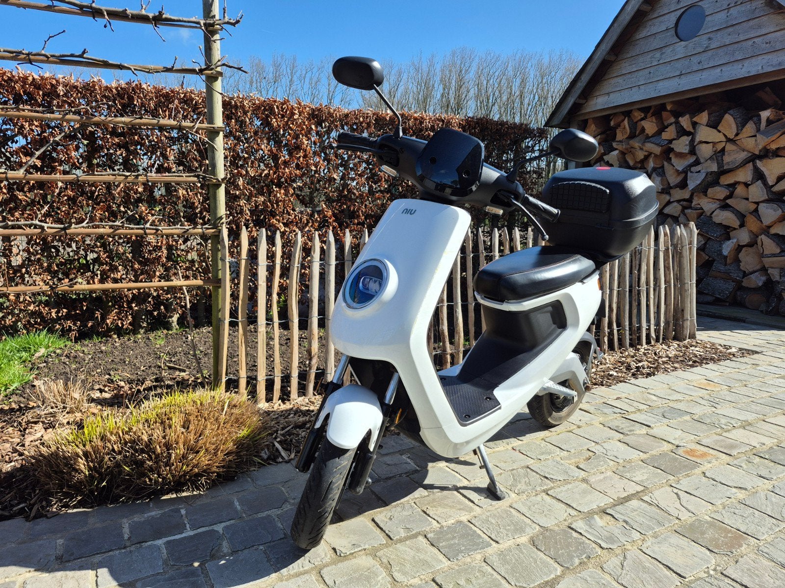 NIU - Witte elektrische Scooter - 6900km, Fietsen en Brommers, Snorfietsen en Snorscooters, Ophalen