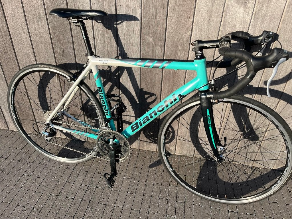 Bianchi Via Nirone 7 + klikpedalen & koersbroek, Vélos & Vélomoteurs, Autres marques, Frein sur jante, Enlèvement, 28 pouces