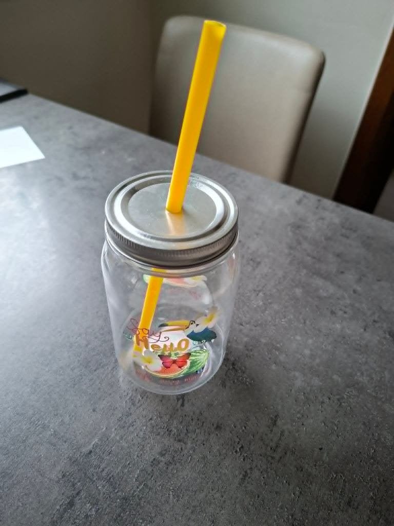 Plastieken beker met geel rietje NIEUWSTAAT, Huis en Inrichting, Keuken | Servies, Zo goed als nieuw, Overige typen, Overige materialen