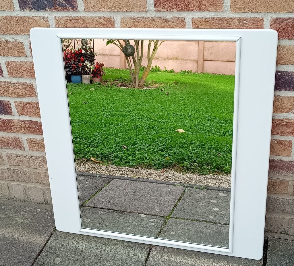 Hangende witte houten spiegel — 80 x 80 cm, Huis en Inrichting, Woonaccessoires | Spiegels, Ophalen, Gebruikt