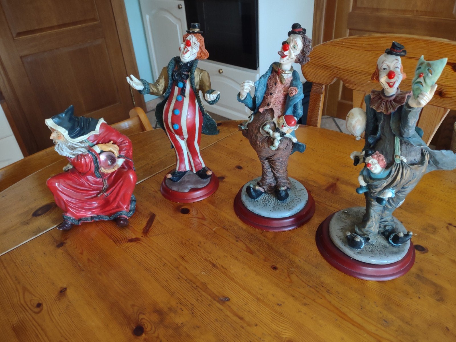 Set van 4 decoratieve beelden: 3 clowns en 1 tovenaar, Enlèvement ou Envoi