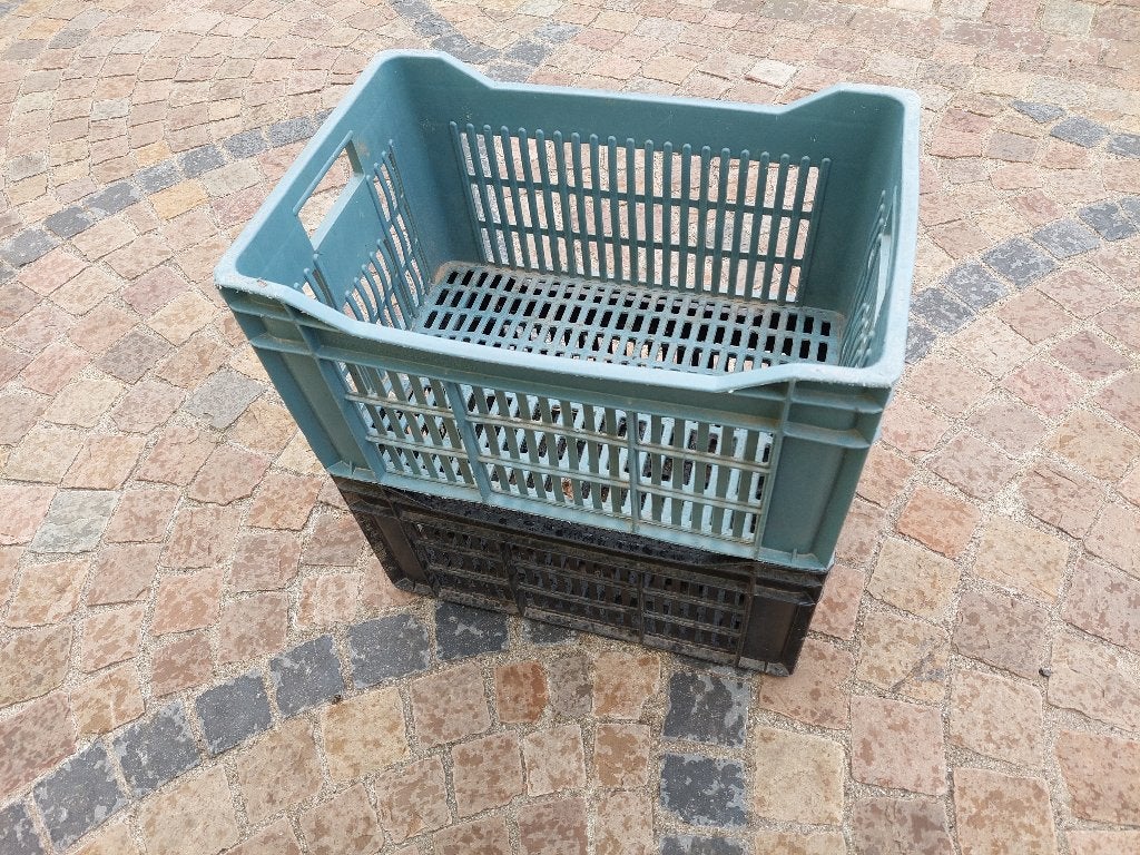 Caisse plastique empilable tre solide  dimention sur photos, Enlèvement