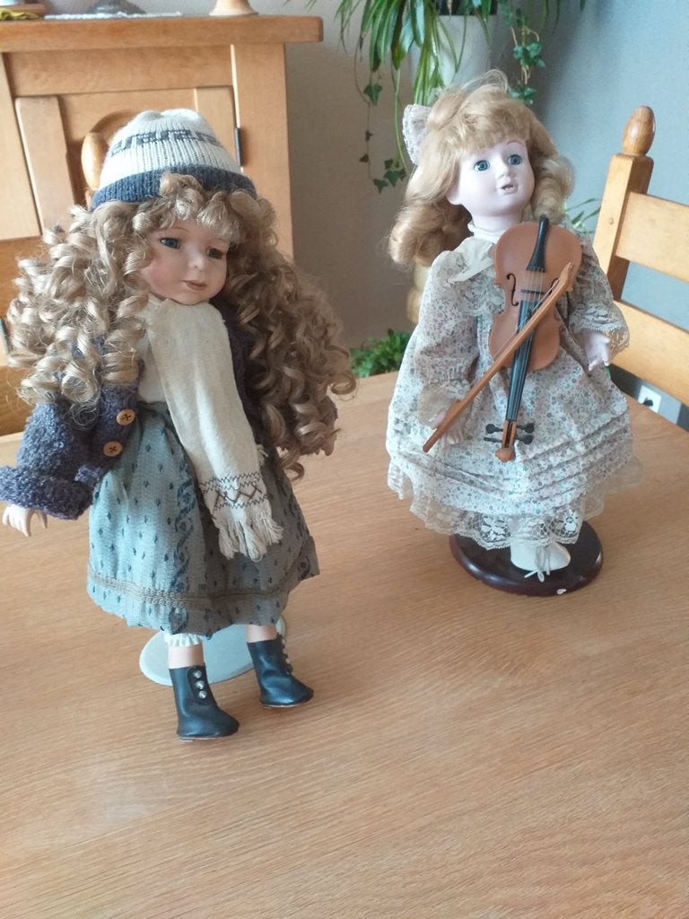 2 poupées de porcelaine sur socle, Enlèvement, Utilisé, Poupée