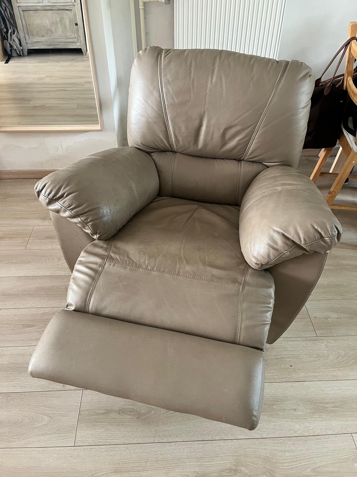 Beige zetel met inklapbaar voetensteun, Huis en Inrichting, Zetels | Zetels en Chaises Longues, Gebruikt, Eenpersoons, Minder dan 150 cm