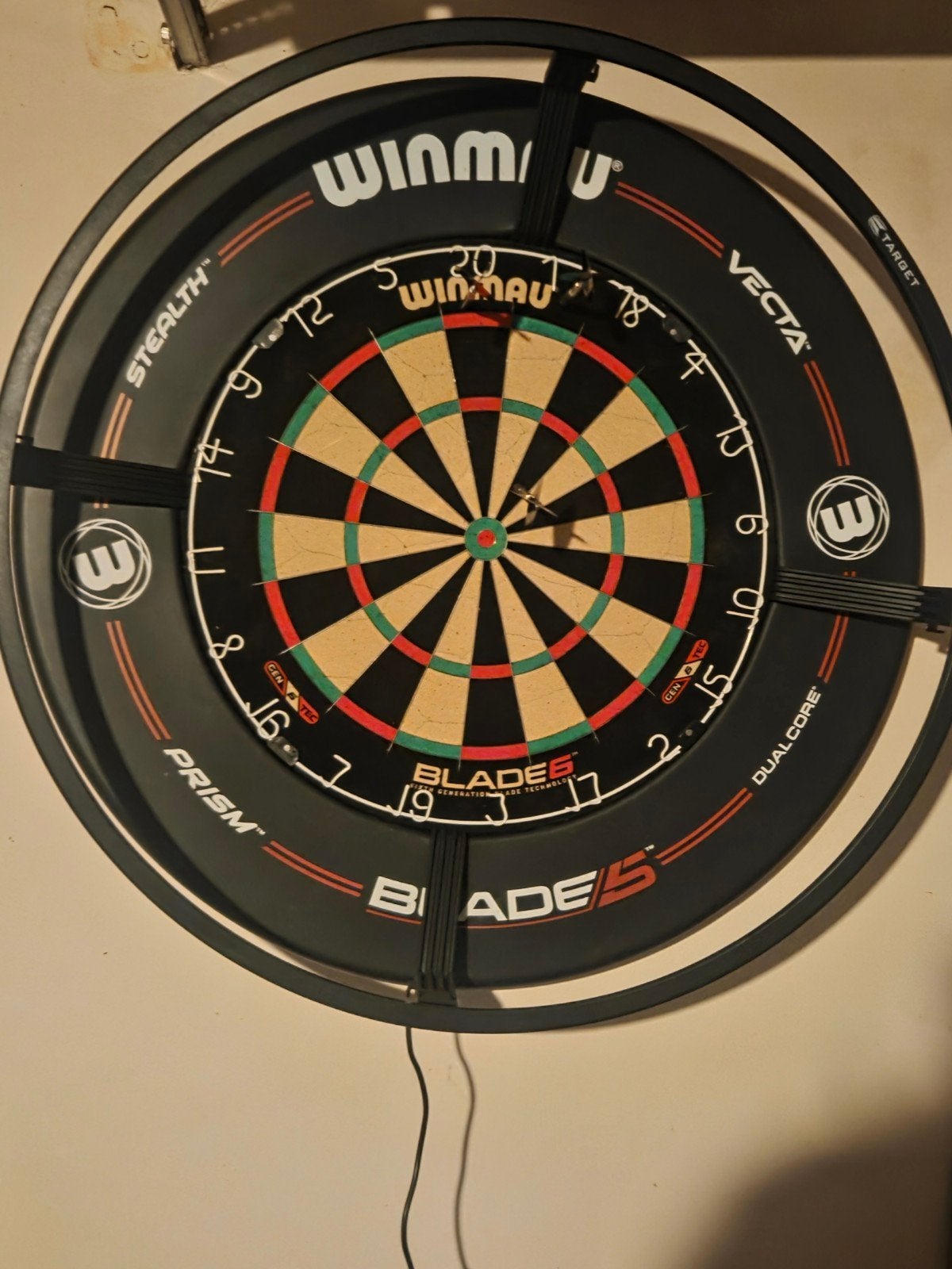 zo goed als nieuw dartbord winmau6 met ledring en pro ring, Ophalen of Verzenden, Dartbord