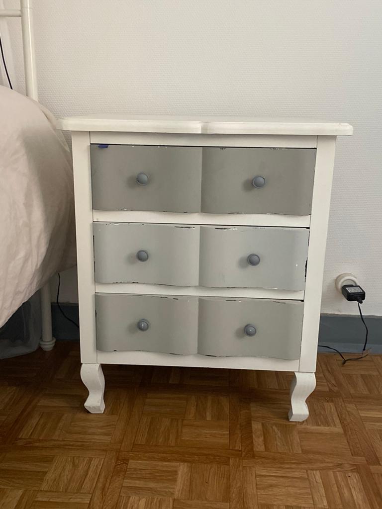 2 tables de chevet bien grandes, 3 ou 4 tiroirs, 25 à 50 cm, Moins de 100 cm, Comme neuf