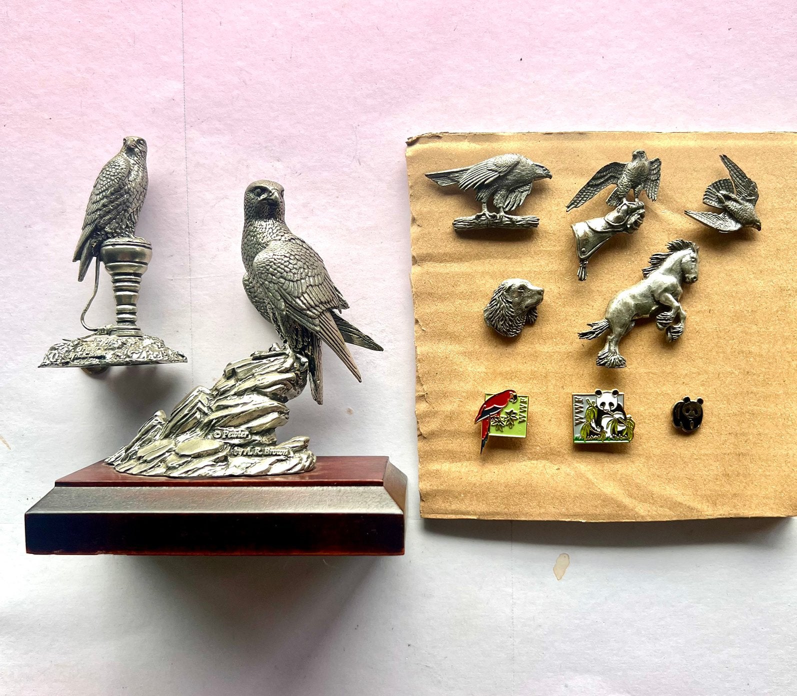 Thema valkerij: 2 miniaruurbeeldjes + 8 pins, Ophalen of Verzenden, Nieuw, Dier of Natuur, Speldje of Pin