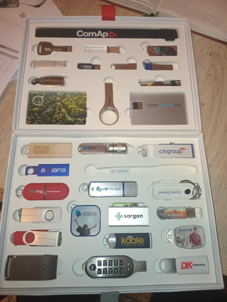 Flashbay-box — 30 modellen USB-sticks voor reclame, Computers en Software, USB Sticks, Ophalen of Verzenden, Nieuw
