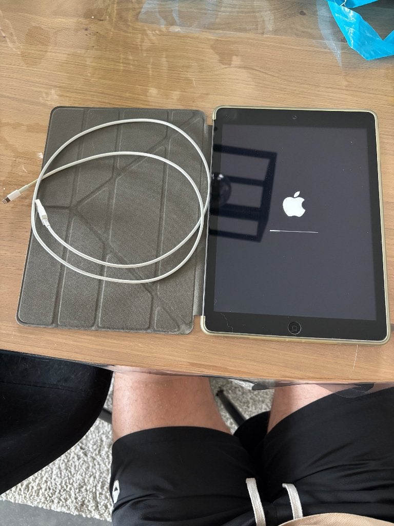 Apple IPad Air 16GB (+lader, hoes & screenprotector), Computers en Software, Apple iPads, Gebruikt, Apple iPad, Ophalen of Verzenden
