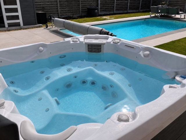 JACUZZI : Vogue Angora Silver Marble, Tuin en Terras, Ophalen, Zo goed als nieuw, Afdekzeil, Vast