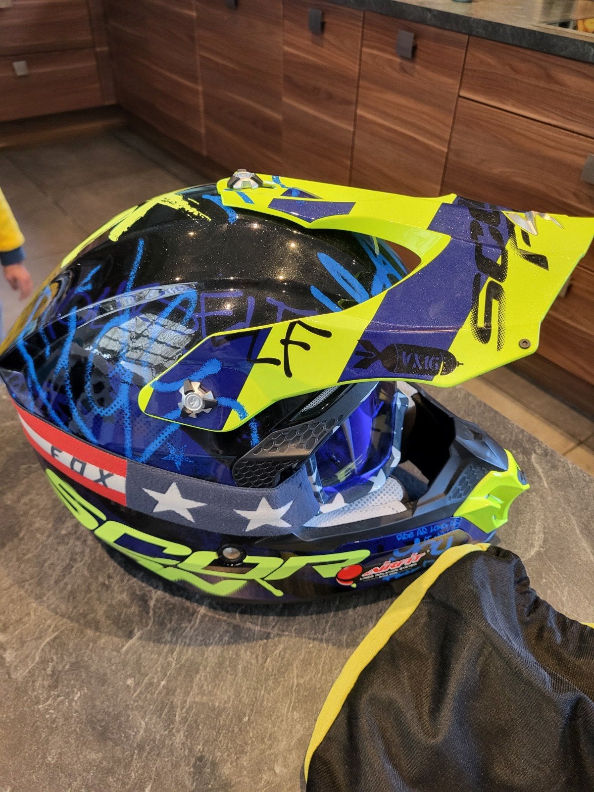 casque scorpion quad, Enlèvement