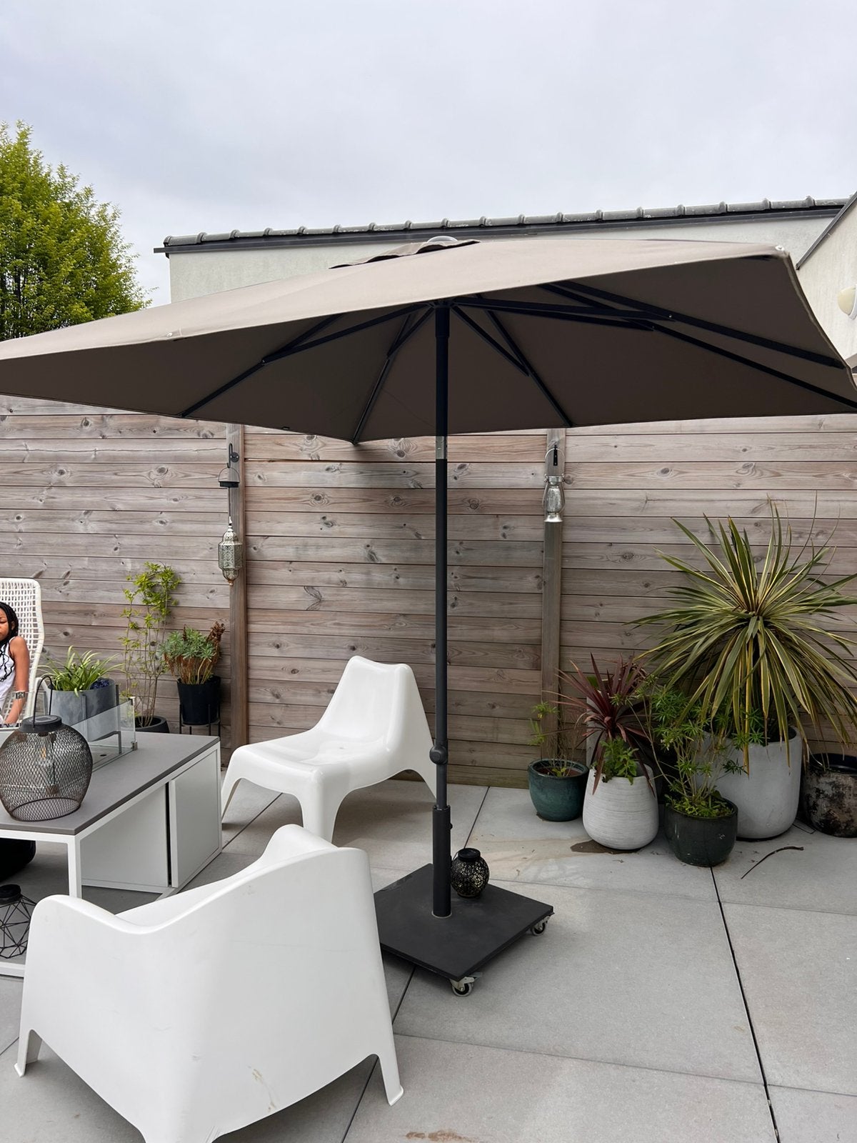 PARASOL JARDINICO  + SOCLE MÉTALLIQUE SUR ROULETTES + HOUSSE, Jardin & Terrasse, Enlèvement, Comme neuf
