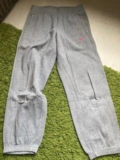 Nike joggingbroek, maat 140-152, grijs, Enfants & Bébés, Vêtements enfant | Taille 140, Pantalon, NIKE, Garçon ou Fille, Enlèvement ou Envoi