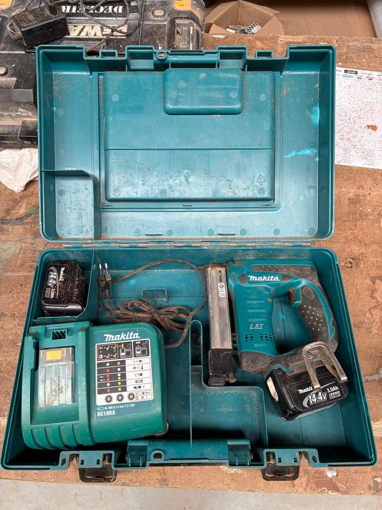 Makita 14v nietjesmachine in koffer, Ophalen, Zo goed als nieuw