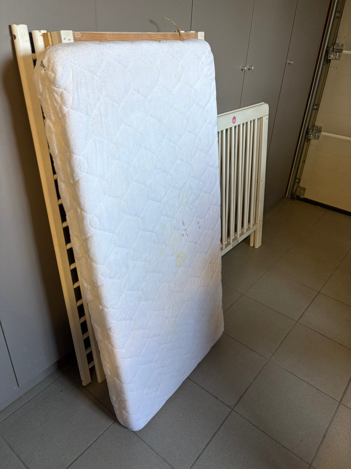 Wit houten babybed + yisk dekbed, ikea kussentje, Enfants & Bébés, Berceaux & Lits, Enlèvement, Utilisé, Autres types