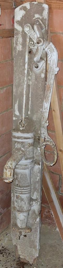 Pompe à eau en fonte, Fonte