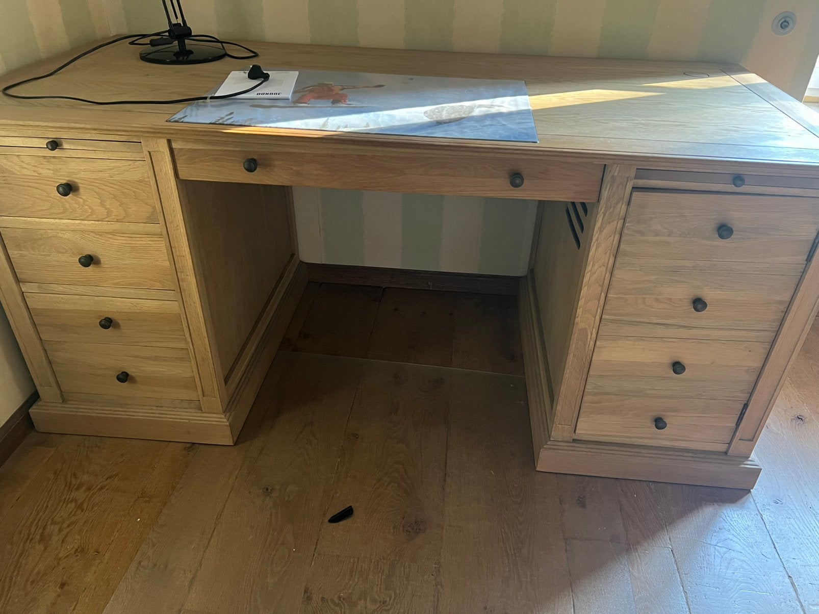 Grote bureau van Juntoo, Ophalen, Met lades, 175 cm, Hout