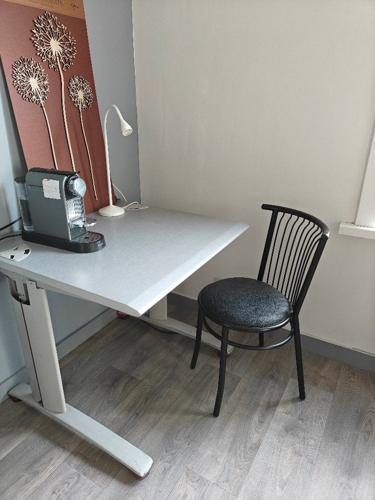 Tables de bureau en métal robuste et emplacement pour câbles, Maison & Meubles, Chaises de bureau, Enlèvement, Comme neuf, Gris