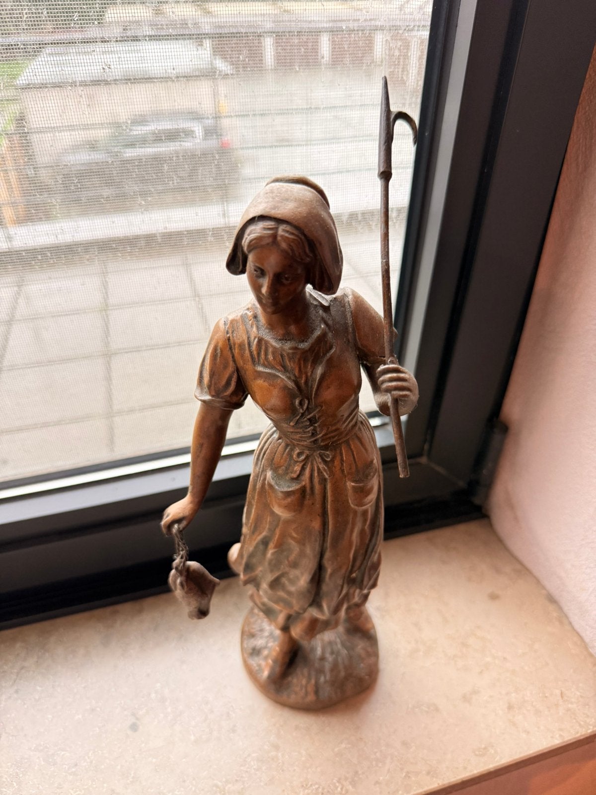 Vissersvrouw beeldje jaren 1900, Ophalen of Verzenden, Gebruikt, Metaal, Massief