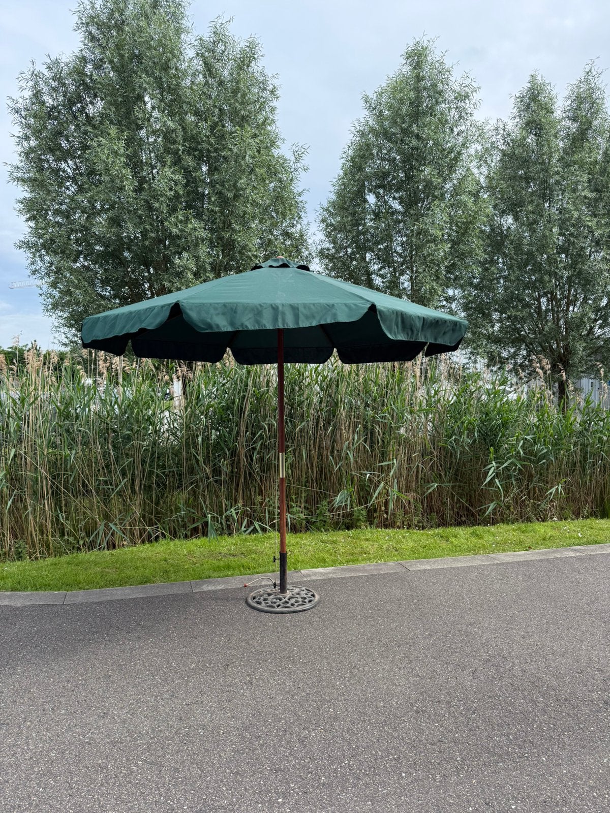 Houten parasol met gietijzeren voet, Ophalen, Gebruikt