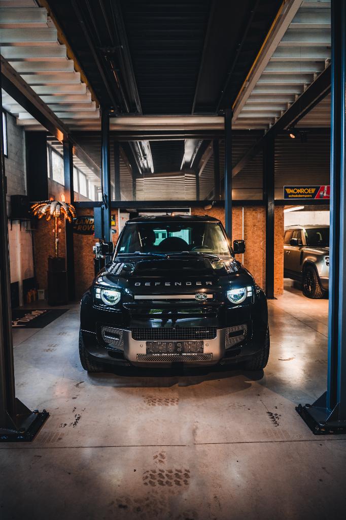 Land Rover Defender 110 3,0 X-Dynamic // EX BTW, Automaat, https://public.car-pass.be/.../8704323d-6f80-4d00-a5d7..., Zwart, Leder