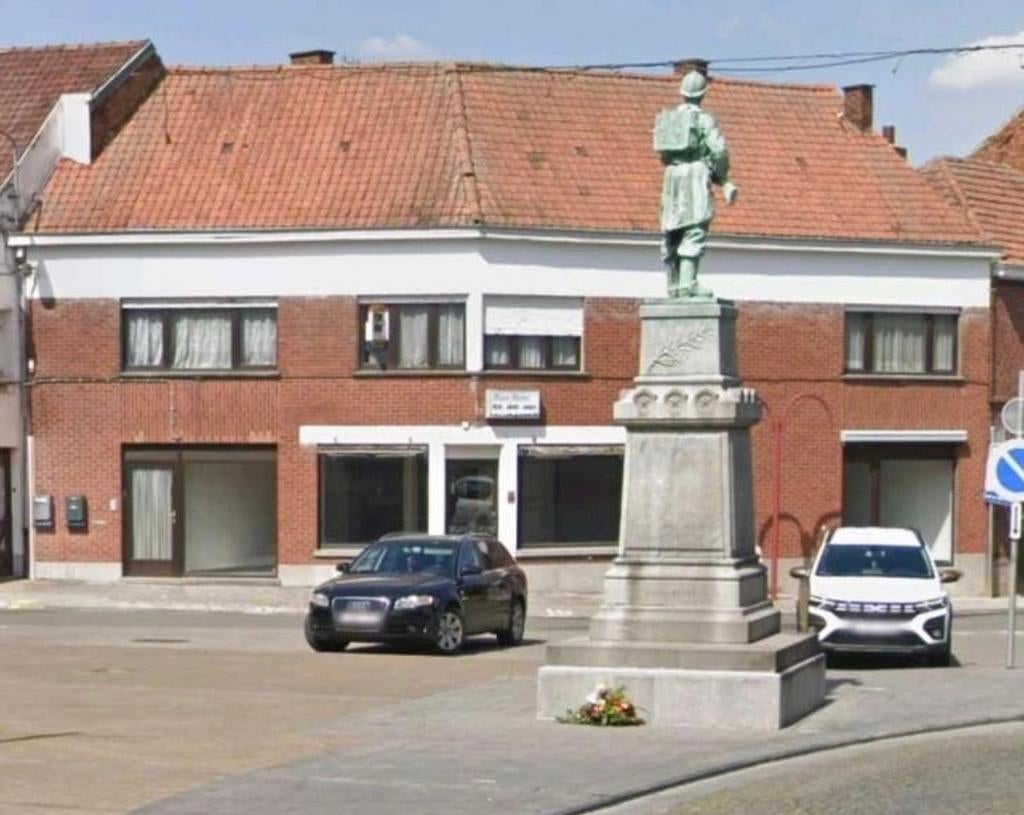 Local commercial agence sur la Place de Blaton