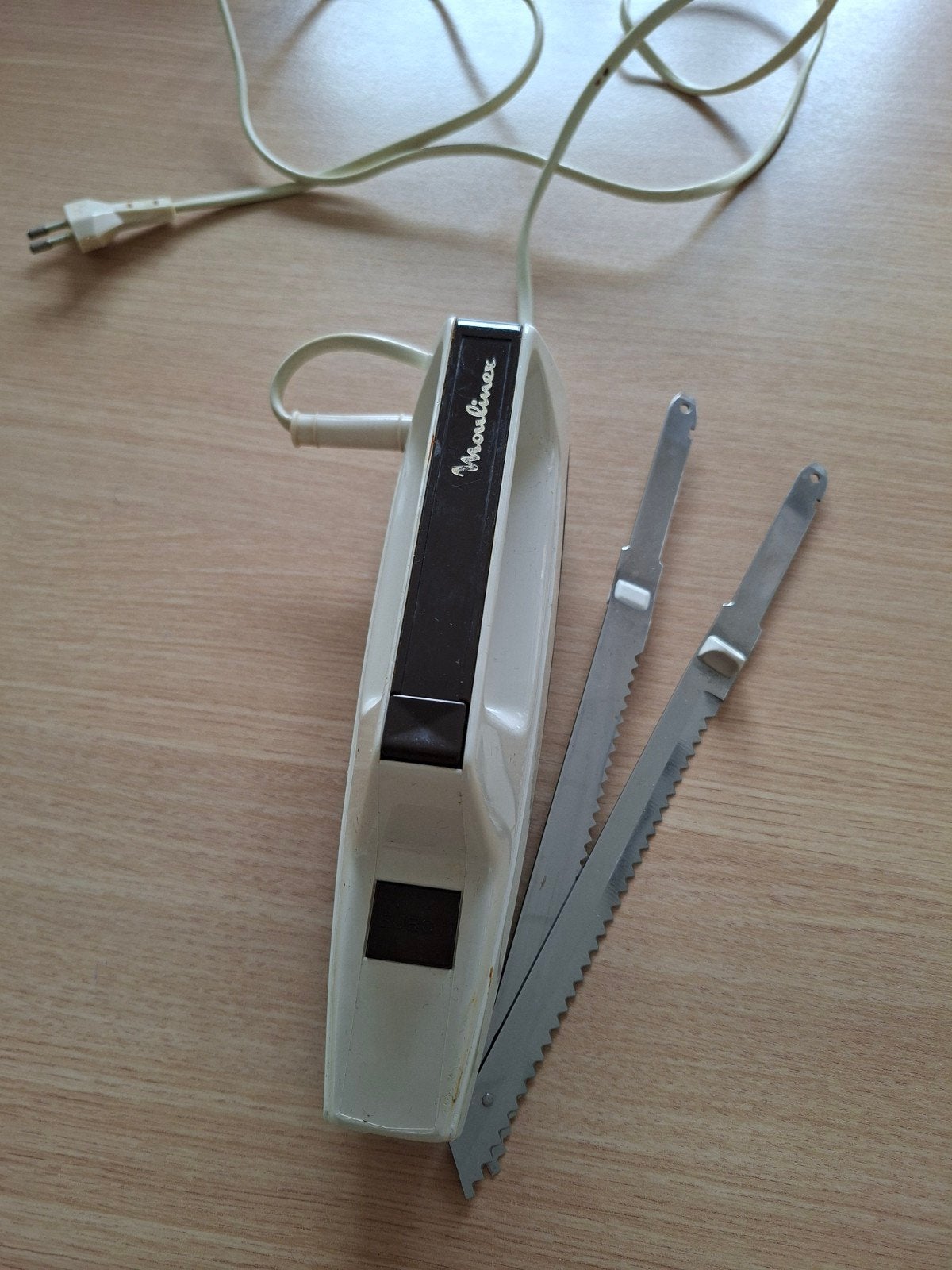 Elektrisch mes., Huis en Inrichting, Keuken | Keukenbenodigdheden, Snijmachine, Ophalen of Verzenden, Bruin