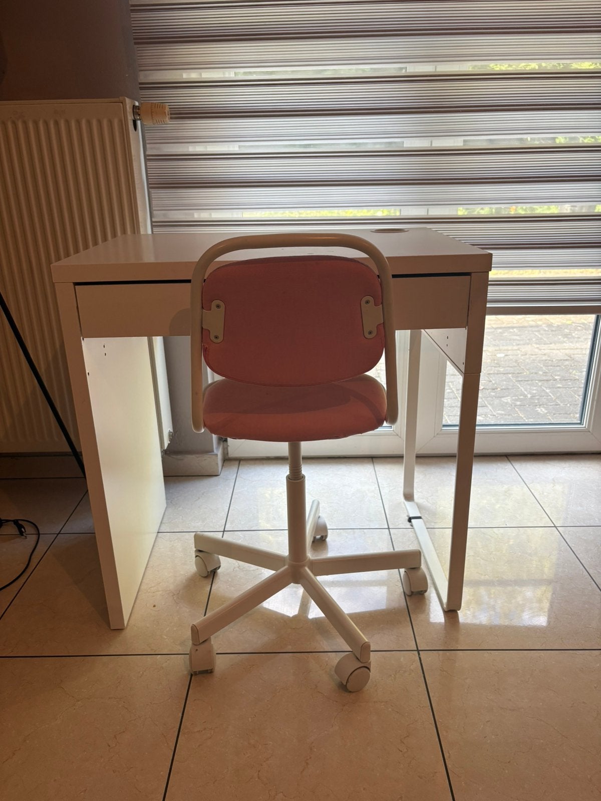 Ikea bureau + stoel. Gratis, Huis en Inrichting, Ophalen, Zo goed als nieuw