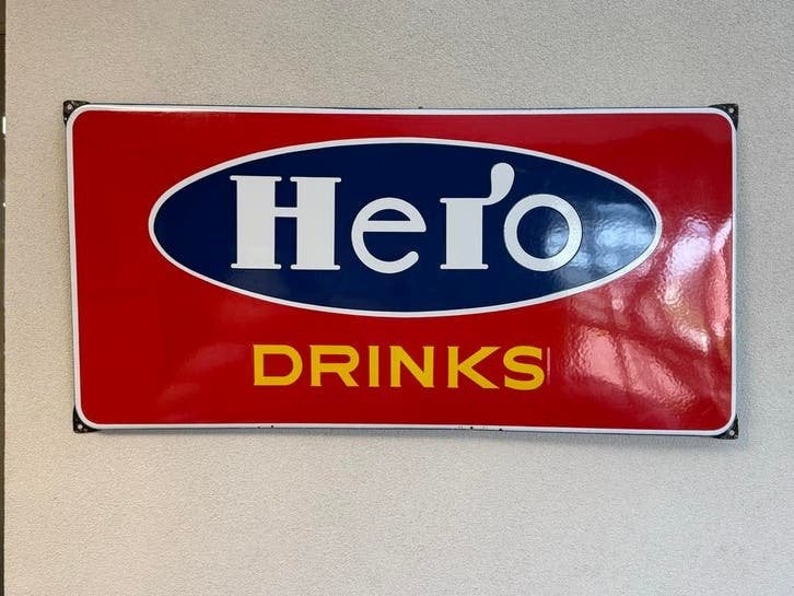 Vintage Hero Drinks Emaille Reclamebord, Antiek en Kunst