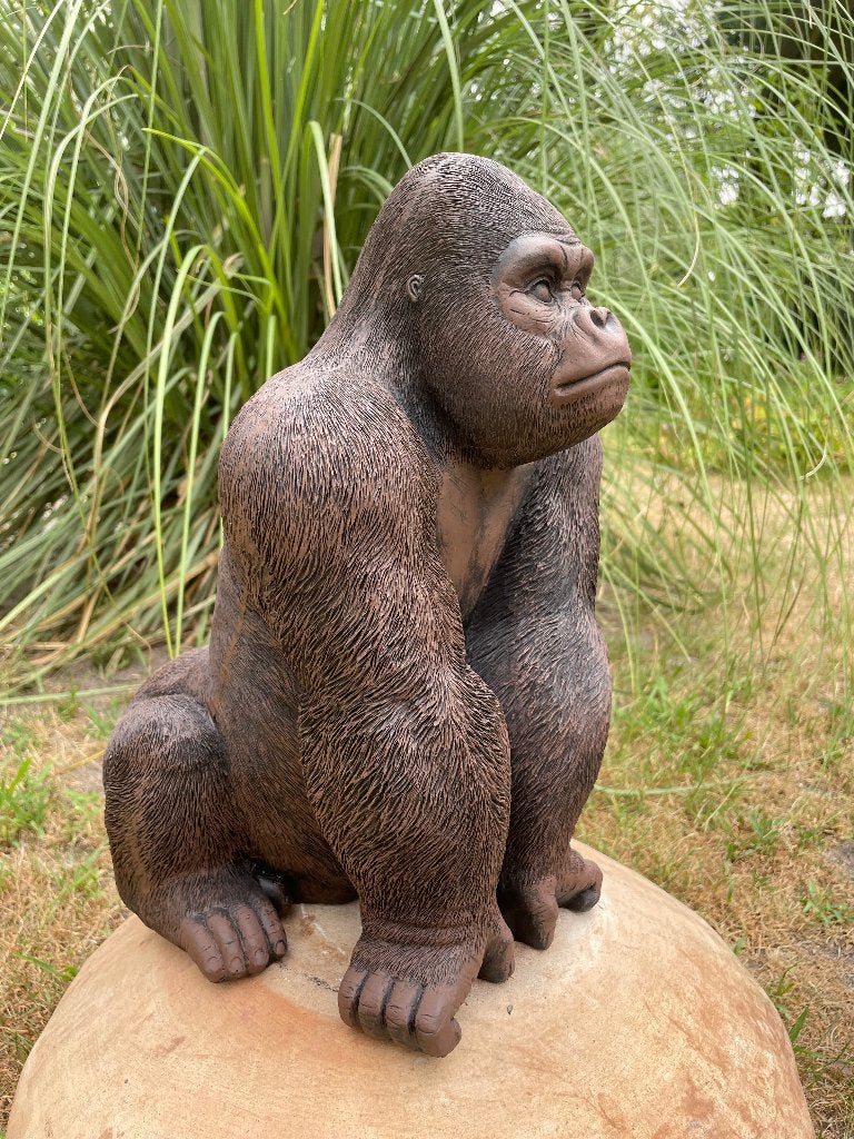 (Tuin)Beeld gorilla bruin, tuin, zwembad, vijver 40cm, Ophalen of Verzenden, Nieuw, Kunststof, Dierenbeeld
